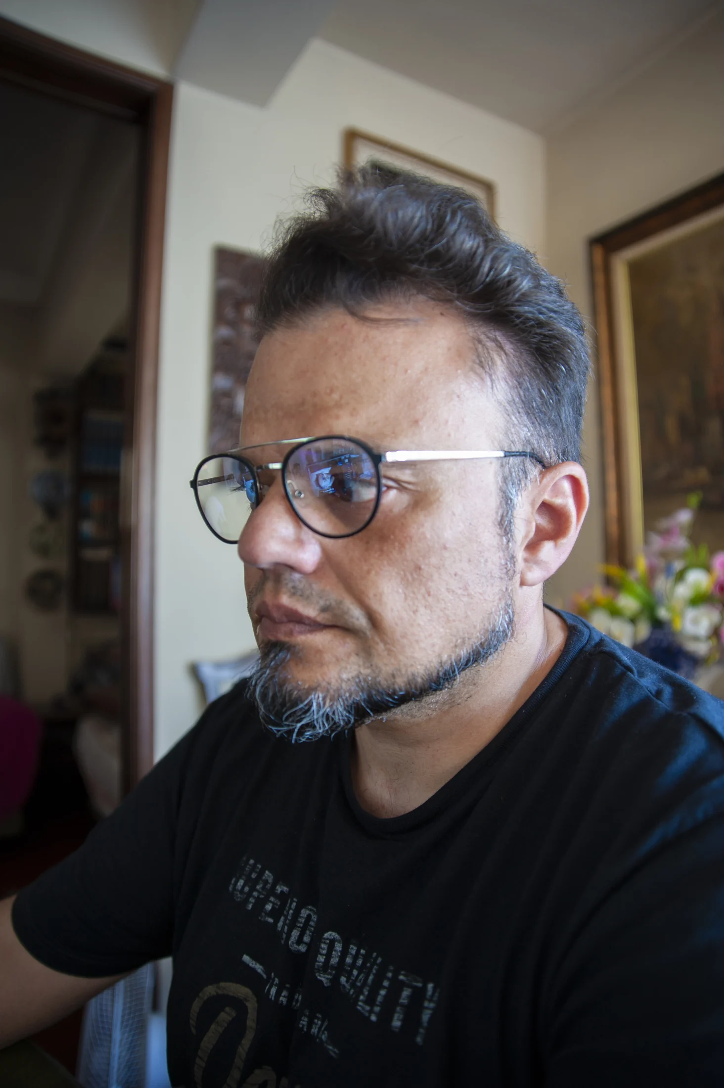 Retrato de Araújo Pinto no seu espaço de trabalho.