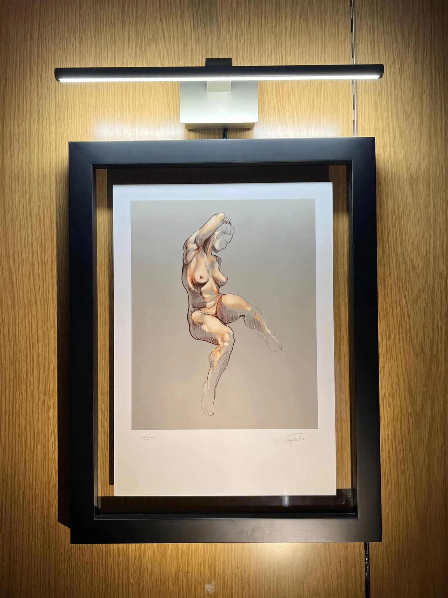 Desenho figurativo feminino emoldurado de Araújo Pinto.