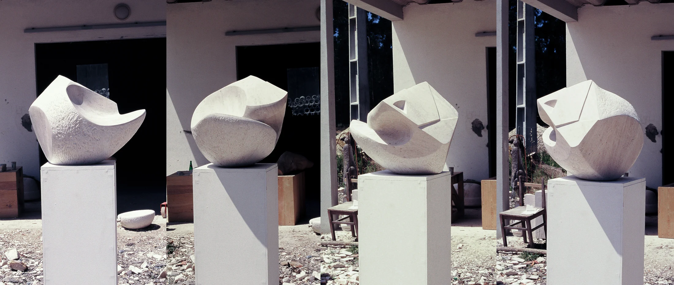 Escultura abstracta branca apresentada em três vistas.